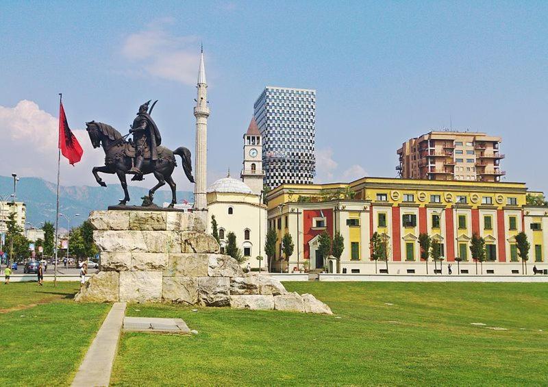 Wonderful Rooftop Tirana City Buitenkant foto